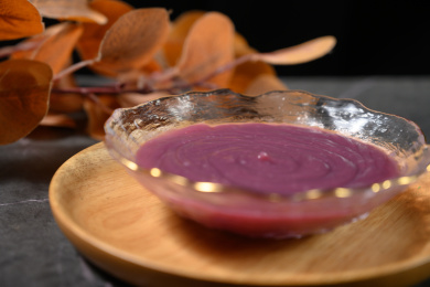 桌面上的碗里的美味可口的紫薯泥