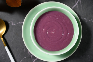 桌面上的碗里的美味可口的紫薯泥