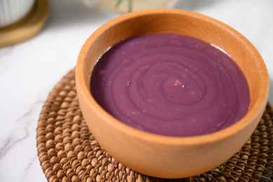 桌面上的碗里的美味可口的紫薯泥