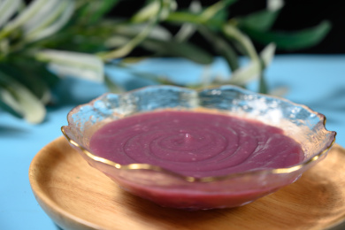 桌面上的碗里的美味可口的紫薯泥