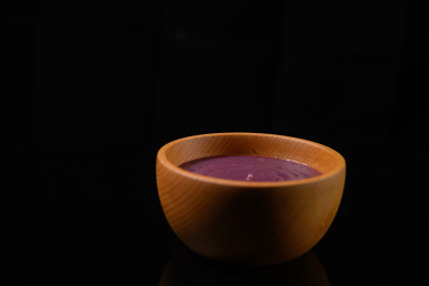 桌面上的碗里的美味可口的紫薯泥