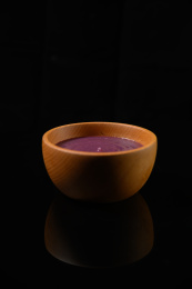 桌面上的碗里的美味可口的紫薯泥