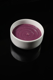 桌面上的碗里的美味可口的紫薯泥