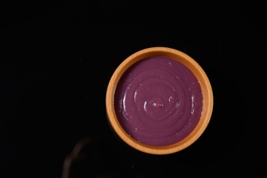 桌面上的碗里的美味可口的紫薯泥