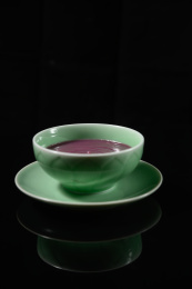 桌面上的碗里的美味可口的紫薯泥