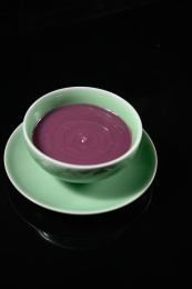 桌面上的碗里的美味可口的紫薯泥