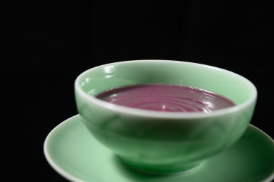 桌面上的碗里的美味可口的紫薯泥