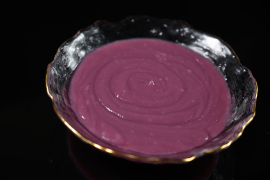 桌面上的碗里的美味可口的紫薯泥