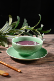 桌面上的碗里的美味可口的紫薯泥