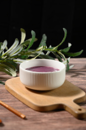 桌面上的碗里的美味可口的紫薯泥