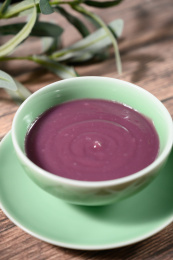 桌面上的碗里的美味可口的紫薯泥