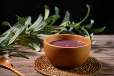 桌面上的碗里的美味可口的紫薯泥