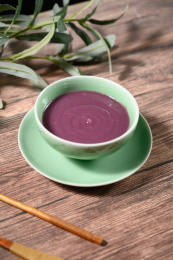 桌面上的碗里的美味可口的紫薯泥