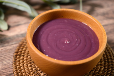 桌面上的碗里的美味可口的紫薯泥