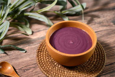 桌面上的碗里的美味可口的紫薯泥