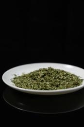 桌面上的盘子里的美味可口的干欧芹