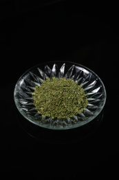 桌面上的盘子里的美味可口的干欧芹