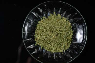 桌面上的盘子里的美味可口的干欧芹