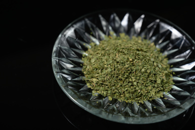 桌面上的盘子里的美味可口的干欧芹