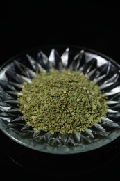 桌面上的盘子里的美味可口的干欧芹