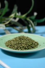 桌面上的盘子里的美味可口的干欧芹