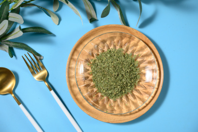 桌面上的盘子里的美味可口的干欧芹