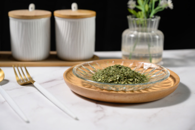 桌面上的盘子里的美味可口的干欧芹