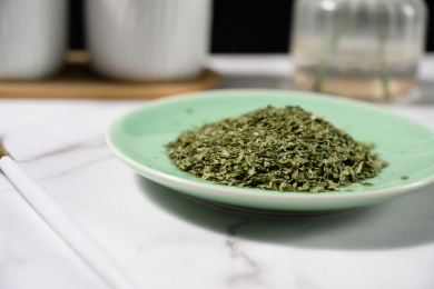 桌面上的盘子里的美味可口的干欧芹