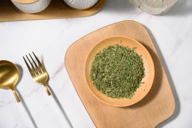 桌面上的盘子里的美味可口的干欧芹