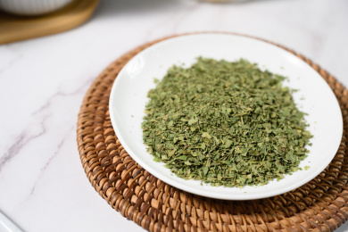 桌面上的盘子里的美味可口的干欧芹