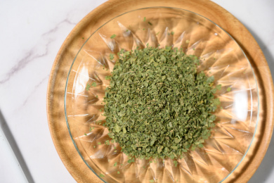 桌面上的盘子里的美味可口的干欧芹