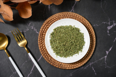 桌面上的盘子里的美味可口的干欧芹