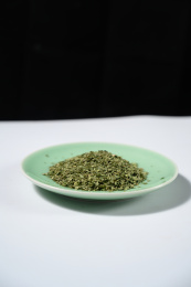 桌面上的盘子里的美味可口的干欧芹