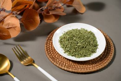 桌面上的盘子里的美味可口的干欧芹