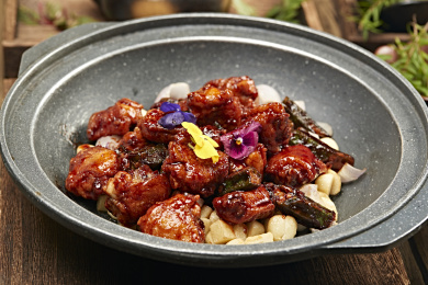 蜜汁蒜香秋葵排骨鸡块