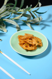 桌面上的盘子里的美味可口的凉拌莲藕片