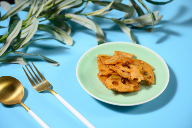 桌面上的盘子里的美味可口的凉拌莲藕片