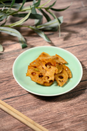 桌面上的盘子里的美味可口的凉拌莲藕片