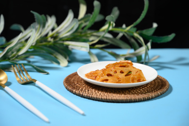 桌面上的盘子里的美味可口的凉拌莲藕片