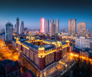 天津夜景丽思卡尔顿酒店航拍城市风光