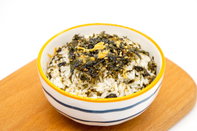 白背景一碗海苔拌饭