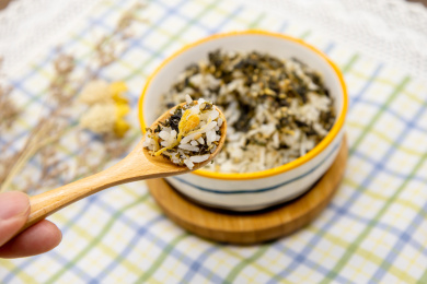 格子桌布背景一碗海苔拌饭