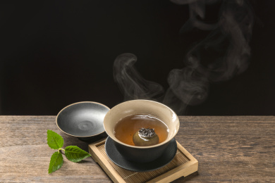 开水冲泡小青柑茶特写深色调