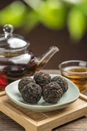 一盘普洱茶摆放在桌面上特写