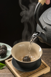 一盘普洱茶摆放在桌面上特写