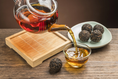 一盘普洱茶摆放在桌面上特写