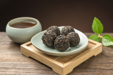 一盘普洱茶摆放在桌面上特写