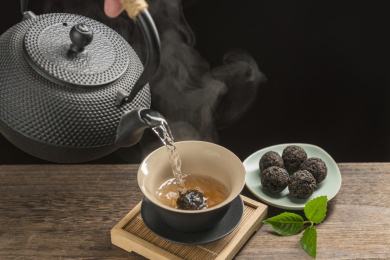 一盘普洱茶摆放在桌面上特写