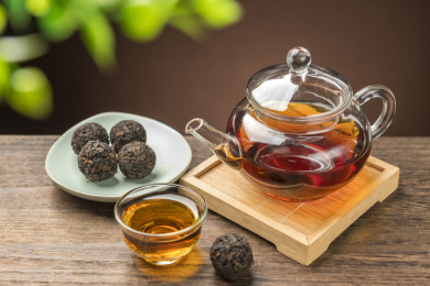 一盘普洱茶摆放在桌面上特写