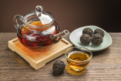 一盘普洱茶摆放在桌面上特写